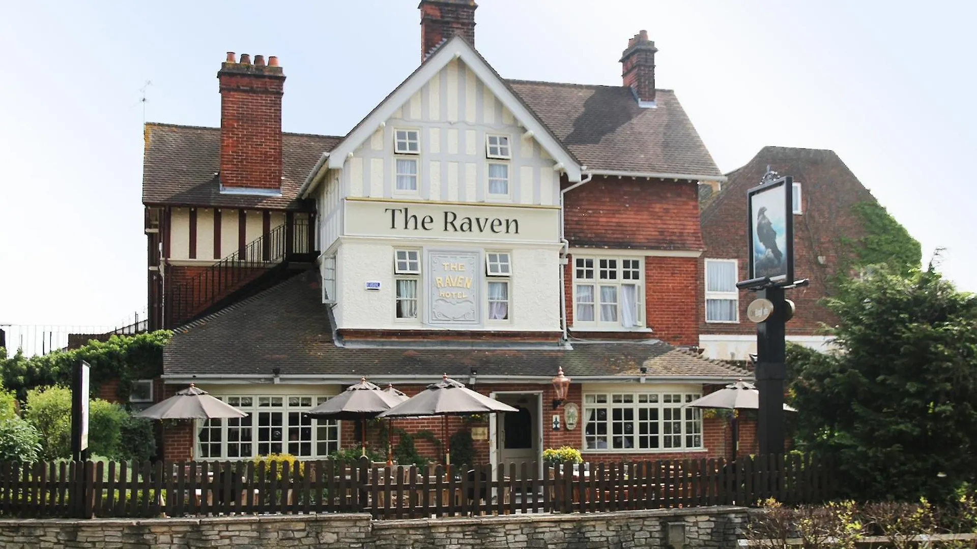 4 Central Hotels Close to Albert Social Club in Fleet