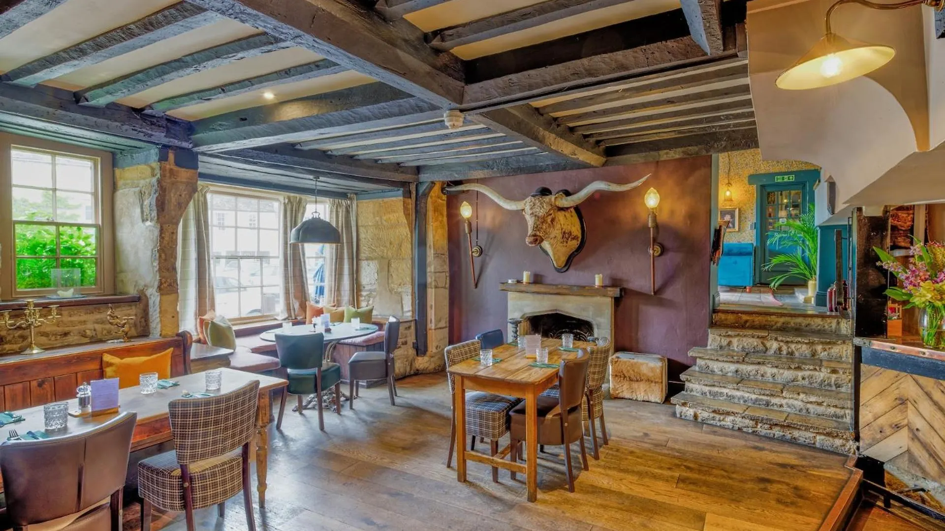 Where to Stay Near Whelford Working Mens Club: 4 Family Hotels