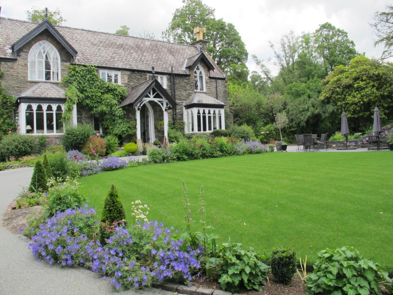 4 Hotels Near Lake Windermere with Outstanding Staff Ratings